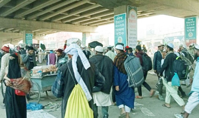 আখেরি মোনাজাত শেষে বাড়ির পথে মুসল্লিরা